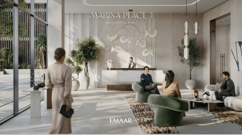 Le hall d'entrée élégant du Marina Place 1 comprend une réceptionniste à son bureau, des luminaires élégants et trois personnes assises sur des chaises vertes. De grandes fenêtres révèlent une végétation luxuriante à l'extérieur, créant une atmosphère sereine.