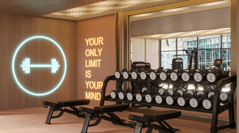 Une salle de sport moderne avec un support d'haltères, des bancs de musculation et des appareils d'exercice. Un panneau d'haltères au néon sur le mur et un texte de motivation « Votre seule limite est votre esprit ». Une grande fenêtre à l'arrière-plan laisse entrer la lumière naturelle.