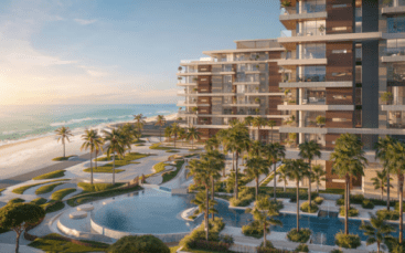 Au coucher du soleil, le complexe d'appartements en bord de mer d'Ellington Cove se compose de grands immeubles avec balcons, d'une grande piscine et de palmiers ondulants. La plage de sable avec les vagues de l'océan crée une toile de fond pittoresque pour cette oasis moderne.