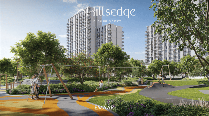 Dans le quartier de Dubai Hills Estate, les enfants jouent joyeusement sur des balançoires au milieu d'une végétation luxuriante. Des gratte-ciels modernes se dressent sur un ciel bleu clair, avec les marques Hillsedge et Emaar subtilement mises en valeur en arrière-plan.