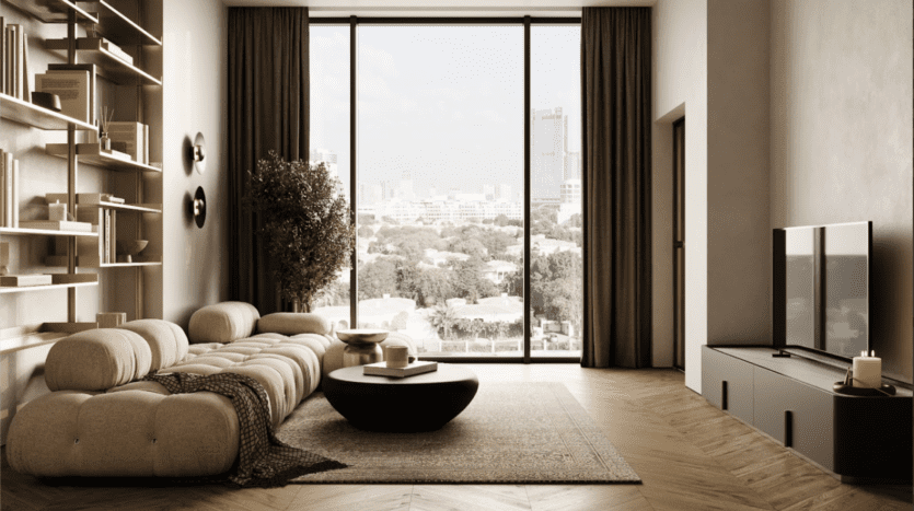 Un salon moderne avec une grande fenêtre donnant sur les terrasses de la ville comprend un canapé capitonné beige, une table basse ronde foncée et une télévision à écran plat sur un support élégant. Une grande plante complète les tons neutres et le parquet en bois, créant une esthétique minimaliste inspirée d'Arisha.