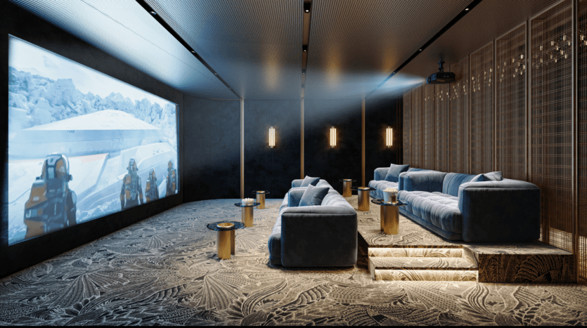 Un home cinéma moderne avec des canapés gris moelleux face à un grand écran diffusant une scène enneigée. La pièce est dotée de papier peint texturé, de moquette à motifs et d'un éclairage d'ambiance chaleureux avec de petites tables rondes placées près des canapés.