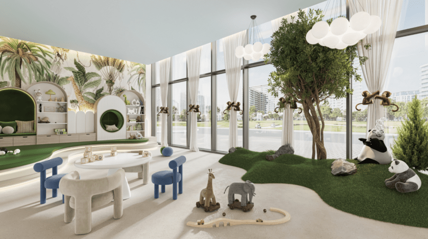 Une salle de jeux pour enfants moderne sur le thème de la jungle, comprenant une table de jeu avec des chaises, des jouets en bois en forme d'animaux, du gazon artificiel, un arbre avec des animaux en peluche, de grandes fenêtres et du papier peint tropical. Espace lumineux et accueillant avec vue sur un paysage urbain extérieur.