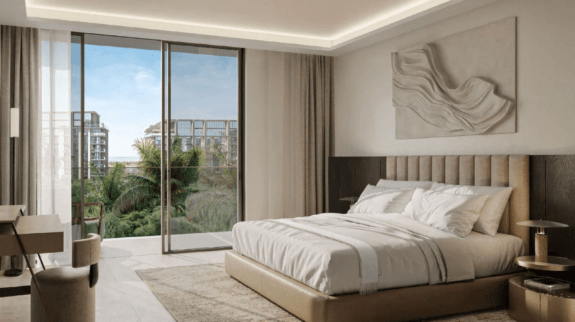 Une chambre moderne à Crestlane dispose d'un grand lit avec des draps blancs et une tête de lit rembourrée. La chambre comprend un bureau, une chaise et des œuvres d'art murales abstraites. Les baies vitrées révèlent une vue sur les palmiers et l'étendue urbaine de City Walk au loin.