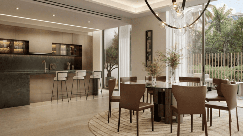 La salle à manger de Crestlane comprend une table ronde moderne et six chaises marron sur un tapis rayé. À côté, la cuisine ouverte dispose d'un comptoir sombre et de trois tabourets de bar. De grandes fenêtres offrent une vue sur les arbres et la verdure, invitant la lumière naturelle à remplir l'espace, créant une oasis urbaine semblable à City Walk.