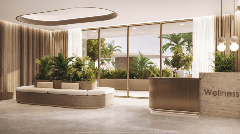 Hall d'accueil du centre de bien-être moderne avec une palette neutre. Comprend un comptoir de réception incurvé étiqueté « Bien-être », un coin salon avec des coussins blancs, des plantes d'intérieur et de grandes fenêtres mettant en valeur la verdure à l'extérieur. Un éclairage doux crée une ambiance calme.