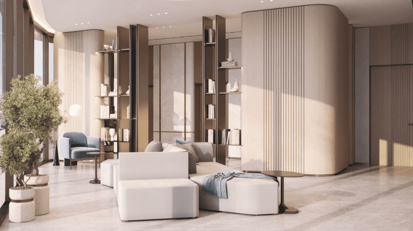 Un espace de vie moderne et minimaliste avec une lumière naturelle. Les caractéristiques comprennent des canapés modulaires blancs, une table ronde, de hautes étagères, un fauteuil bleu et des plantes en pot. Le design utilise des couleurs douces et neutres et des cloisons en bois incurvées pour une ambiance apaisante.