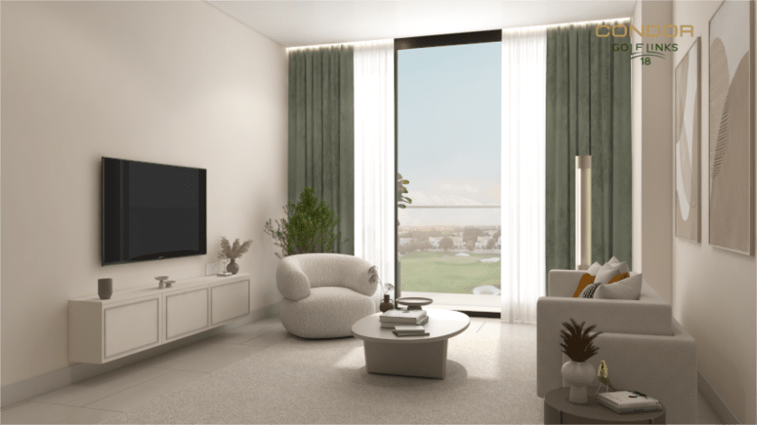 Un salon moderne avec une grande fenêtre offrant une vue imprenable sur le parcours de golf. La pièce comprend un canapé blanc, un fauteuil assorti, une table basse ronde et une télévision murale. Les tons neutres et les rideaux verts renforcent l'ambiance sereine.