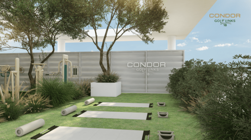 Espace d'exercice extérieur avec tapis de yoga posés sur l'herbe, entouré de plantes et d'équipements de gymnastique. Un panneau indique « Condor Golf Links 18 », alliant fitness et loisirs dans un décor d'arbres et de ciel bleu.