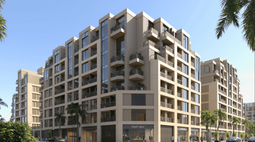 Arisha Terraces est un complexe résidentiel moderne avec de grandes fenêtres et des balcons, entouré de palmiers. Le rez-de-chaussée abrite des boutiques aux enseignes attrayantes, le tout sur fond de ciel bleu clair.