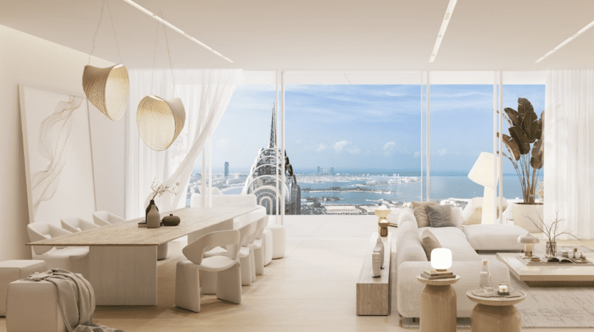 Un salon et une salle à manger modernes et spacieux avec un mobilier en bois clair et une décoration blanche, ce joyau immobilier de luxe offre de grandes fenêtres révélant une vue sur le paysage urbain et l'océan. Un éclairage doux et un design minimaliste créent une ambiance aérée dans ces résidences privées exquises.