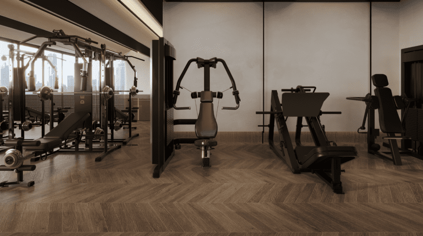 Nichée sur Cove Boulevard, cette salle de sport moderne dispose d'un ensemble d'appareils d'exercice, dont des appareils d'haltérophilie et un appareil à câbles. Son sol en bois à chevrons et ses grandes fenêtres offrent une vue imprenable sur la ville, créant un environnement spacieux et bien éclairé.
