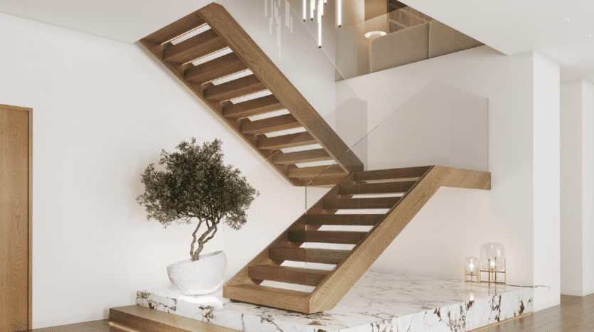 Un escalier moderne en bois avec garde-corps en verre repose sur une plateforme en marbre. Un arbre en pot trône à sa base, et un éclairage tamisé met en valeur le design intérieur épuré et minimaliste.