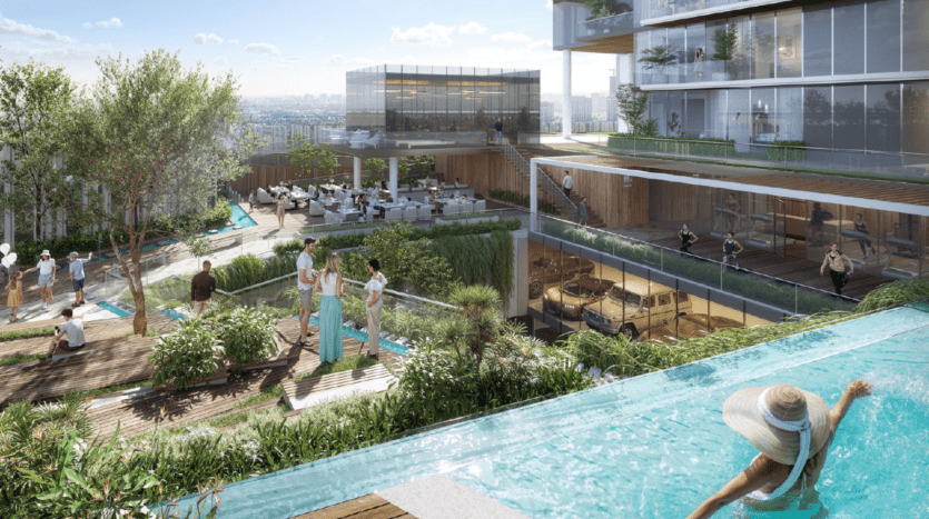 Complexe résidentiel moderne avec bâtiments en verre, terrasse, verdure luxuriante et détente assurée. Une personne coiffée d'un chapeau de soleil se prélasse dans une piscine sur le toit surplombant la cour animée à plusieurs niveaux.