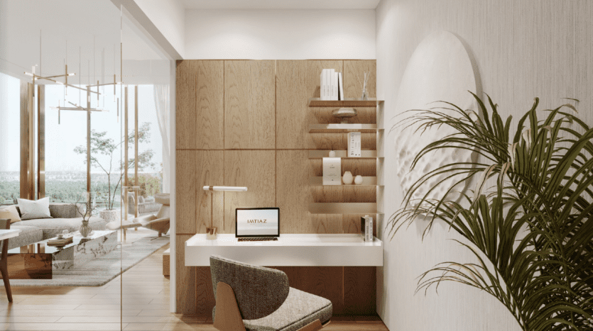 Un bureau moderne avec un bureau élégant, un ordinateur portable, une lampe et des étagères flottantes, le tout adossé à un mur lambrissé. Une grande plante et la douce lumière naturelle du salon adjacent subliment cet espace chaleureux et minimaliste.