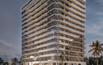 Un immeuble moderne de grande hauteur avec des fenêtres allant du sol au plafond et des balcons enveloppants, illuminés au crépuscule, s'élève au-dessus du paysage urbain. Des palmiers encadrent la vue, créant une oasis de Floarea au cœur de la vie urbaine.