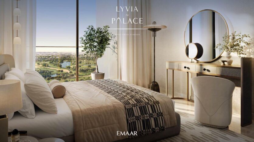 Une chambre moderne et élégante avec un grand lit, des meubles de style, une plante en pot et une fenêtre donnant sur le terrain de golf et l'eau à la Résidence Lyvia by Palace à Dubai Creek Harbour. Les mots "LYVIA PALACE" et "EMAAR" sont superposés.