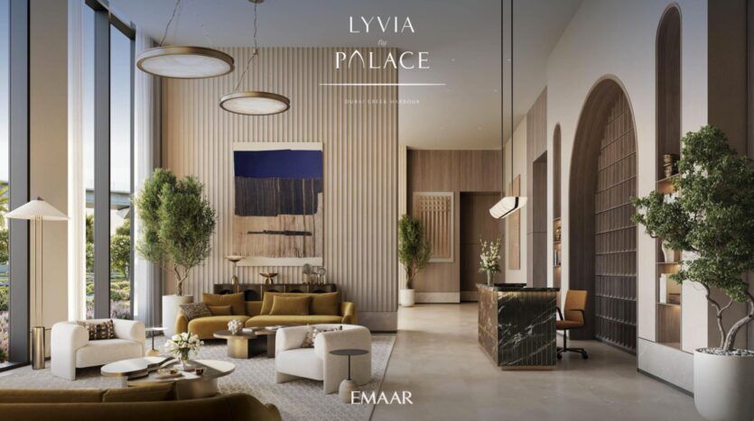 Le hall moderne et élégant de la Résidence Lyvia by Palace à Dubai Creek Harbour présente de hautes fenêtres, un mobilier contemporain aux tons neutres, des arbres verts en pot, un bureau de réception en marbre et des œuvres d'art abstraites remarquables dans un espace aéré et bien éclairé.