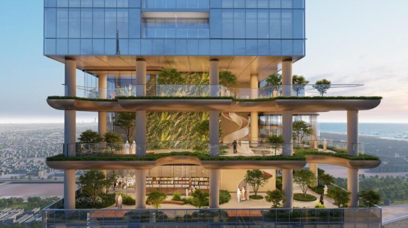 Un immeuble moderne de grande hauteur avec des terrasses ouvertes à plusieurs niveaux, connues sous le nom de SkyParks, remplies de verdure, d'arbres et de plantes. De grandes baies vitrées, un escalier en colimaçon et des personnes en train de se détendre surplombent le paysage urbain et l'eau en arrière-plan.