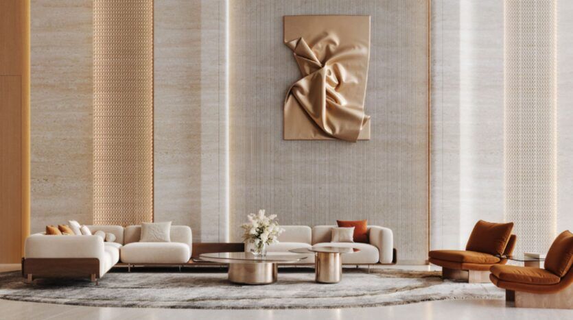 Un salon moderne et élégant avec des canapés crème, des chaises marron, des tables basses rondes, un tapis gris et une œuvre d'art murale Skyflame dorée sculpturale sur des murs hauts et texturés. Un centre de table fleuri est posé sur la table.
