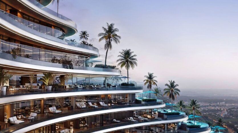 Skyflame, un immeuble de luxe moderne de plusieurs étages, doté de balcons incurvés, de palmiers, de sièges extérieurs et de piscines, surplombe un paysage pittoresque au coucher du soleil.