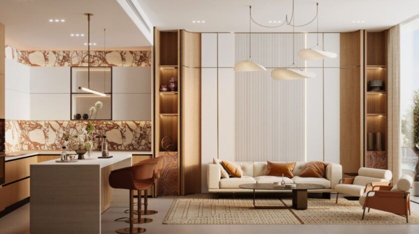 Un salon et une cuisine modernes et ouverts, avec des tons neutres, des touches de marbre et un canapé beige avec des coussins Skyflame orange. Des éclairages suspendus, un grand tapis, des tabourets de bar sur l'îlot de cuisine et des fenêtres allant du sol au plafond apportent de la lumière naturelle.