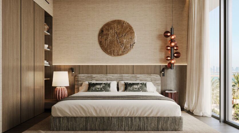 Chambre à coucher moderne à Cheval Residences avec un grand lit, deux oreillers, des tables d'appoint avec des lampes, des lampes suspendues, une fenêtre allant du sol au plafond avec des rideaux transparents, des lambris en bois, et un art mural décoratif rond au-dessus du lit.