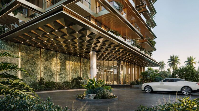 L'entrée moderne de Cheval Residences se caractérise par un auvent métallique géométrique, des murs en verre allant du sol au plafond, des plantes luxuriantes et une voiture décapotable blanche qui s'approche de l'entrée. La scène lumineuse est rehaussée par de la verdure et des palmiers.