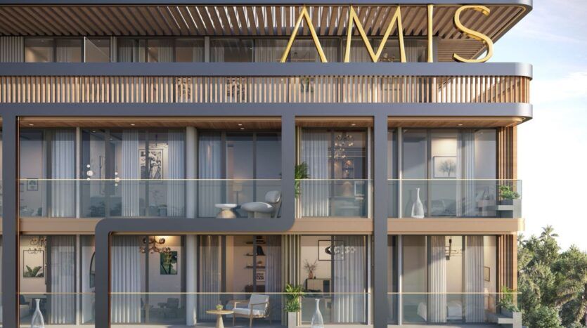 L'immeuble d'appartements moderne Derby Heights est doté de grands balcons en verre, d'éléments en bois et en métal, de mobilier d'extérieur et de plantes luxuriantes. Les lettres "AMS" sont affichées dans une police dorée frappante au sommet du bâtiment.