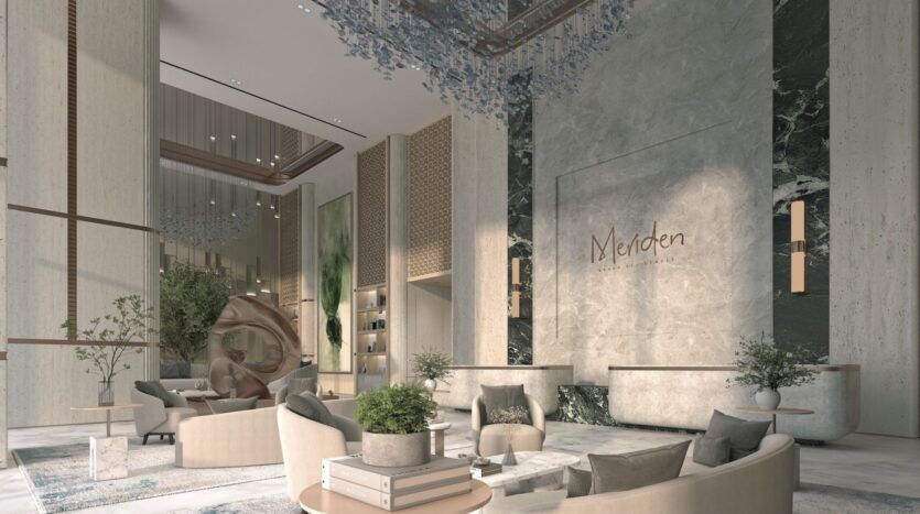 Un hall d'hôtel luxueux et moderne avec de hauts plafonds, un mobilier élégant, des murs en marbre, de grandes plantes d'intérieur et un décor sculptural. Le nom "Meriden Beach Residences" est affiché en évidence sur le mur de marbre derrière la réception.