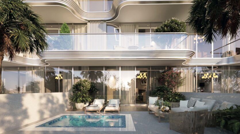 Appartement de luxe moderne aux Meriden Beach Residences avec des balcons incurvés, des fenêtres allant du sol au plafond et un patio doté d'une petite piscine, de chaises longues, de plantes luxuriantes et d'un confortable coin salon extérieur entouré de verdure.
