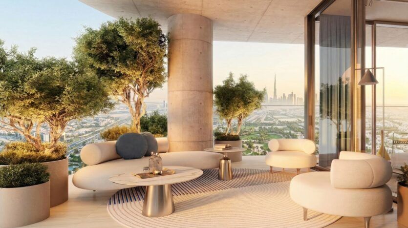 Le balcon moderne de la Wow Tower est composé de meubles ronds de couleur crème, de petites tables et d'arbres en pot. Il donne sur un paysage urbain avec des gratte-ciel au loin, au coucher du soleil, à travers des portes vitrées allant du sol au plafond.