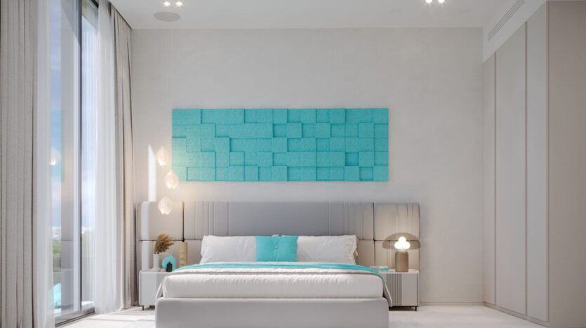 Une chambre à coucher moderne comprenant un grand lit avec une tête de lit grise, des accents turquoise et l'art mural géométrique Reef 996 au-dessus du lit. Deux tables de chevet avec lampes et des fenêtres allant du sol au plafond avec des rideaux transparents complètent l'ensemble.