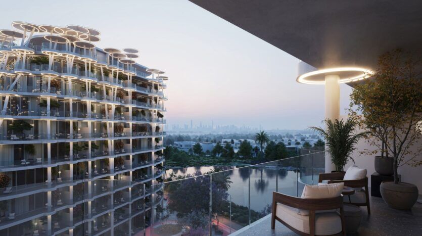 Un balcon moderne avec des plantes en pot et des chaises à Sakura Gardens donne sur un bâtiment futuriste avec des toits circulaires, une rivière, des arbres et une ligne d'horizon lointaine de la ville au coucher du soleil.