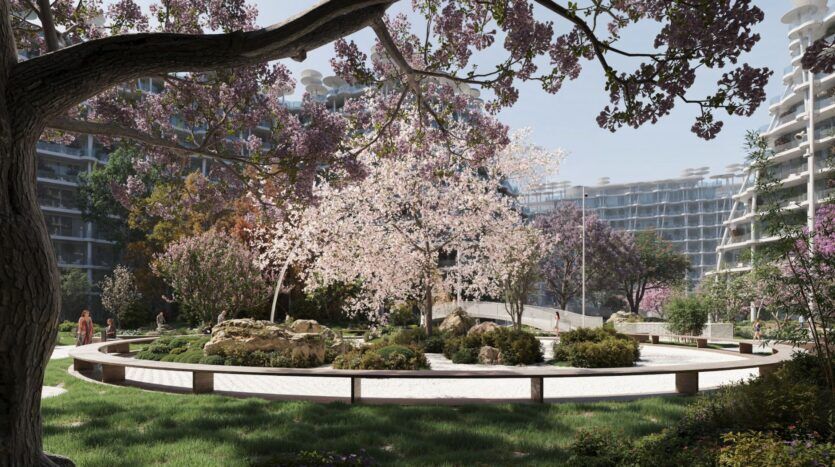 Les jardins de Sakura sont un parc circulaire avec des cerisiers en fleurs, des buissons verts, un banc incurvé et des promeneurs. Des bâtiments modernes en verre entourent les jardins et la lumière du soleil filtre à travers les branches des arbres.