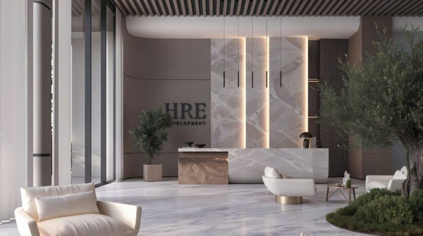 Un hall moderne avec des sols en marbre, un grand bureau de réception en marbre, de hautes fenêtres, un mobilier minimaliste, des éclairages décoratifs et des plantes vertes en pot. Cet espace lumineux et élégant rappelle les jardins de Sakura.
