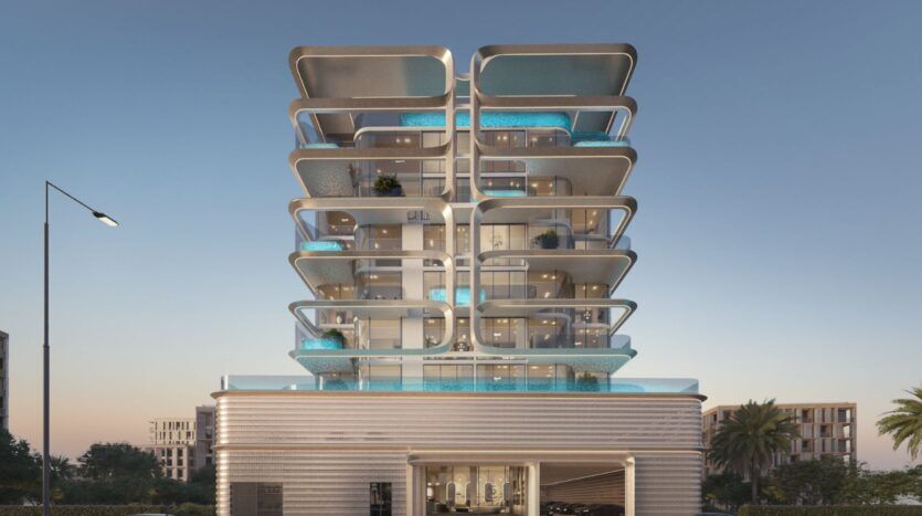 « Vue Dorée », un immeuble moderne de plusieurs étages, se distingue par ses balcons incurvés et ses piscines à chaque étage, se découpant sur un ciel clair du soir et entouré d’arbres et d’autres bâtiments.