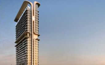 Immeuble moderne de grande hauteur à l'architecture unique, caractérisé par ses lignes arrondies et ses grands balcons, le Mövenpick Residences se détache avec élégance sur le ciel clair du crépuscule.