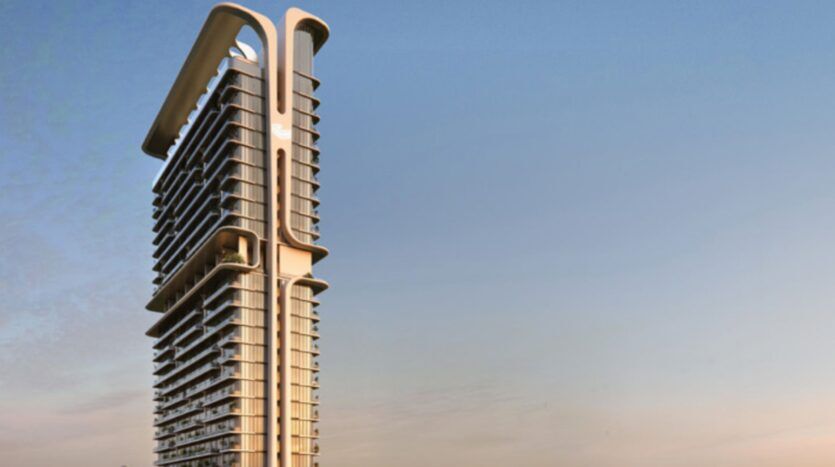 Immeuble moderne de grande hauteur à l'architecture unique, caractérisé par ses lignes arrondies et ses grands balcons, le Mövenpick Residences se détache avec élégance sur le ciel clair du crépuscule.