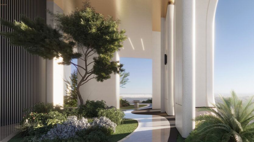 Un espace architectural moderne aux Mövenpick Residences, avec de hautes colonnes blanches, de grandes baies vitrées et des allées sinueuses entourées d'une végétation luxuriante et d'arbres, offrant une vue sur le ciel et le paysage au loin.