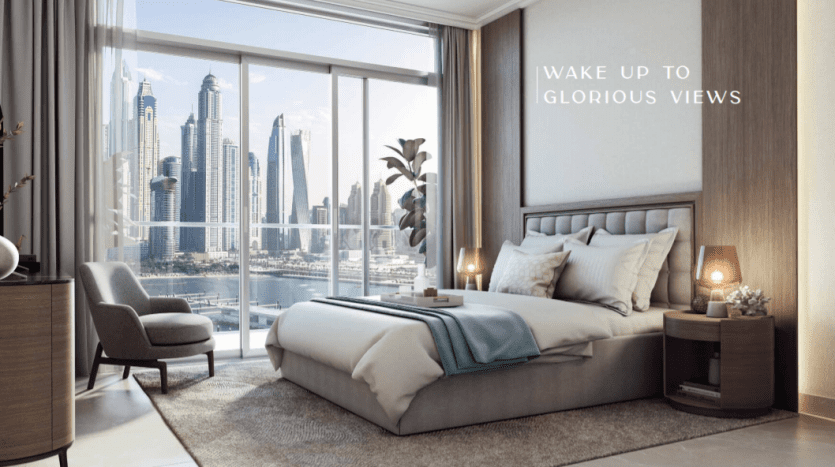 Une chambre moderne dans une résidence de plage avec une grande fenêtre offrant une vue imprenable sur la ville. La chambre dispose d'un lit moelleux, d'un fauteuil confortable et de plantes décoratives, avec le texte « réveillez-vous ».