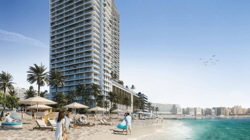 Rendu d'un luxueux immeuble de grande hauteur avec des gens profitant de la plage de sable, des palmiers, des parasols et d'un ciel bleu clair.