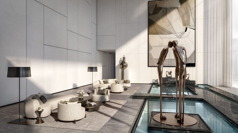 Hall d'entrée d'une villa luxueuse à Dubaï comprenant une piscine centrale réfléchissante avec une sculpture élégante, entourée de meubles modernes et de panneaux muraux artistiques, baignée de lumière naturelle.