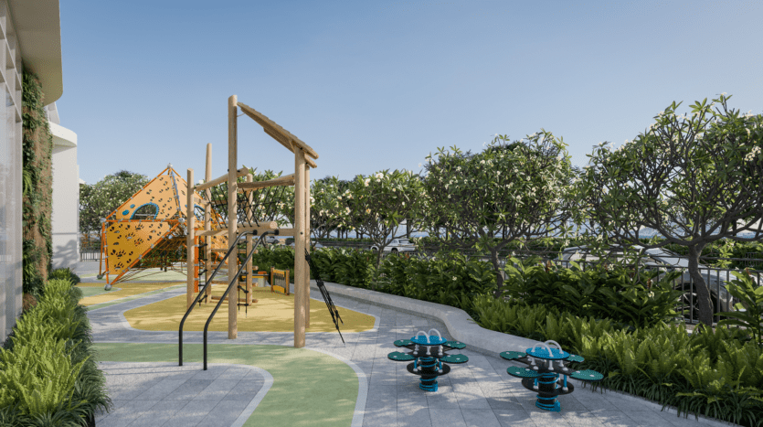 Une aire de jeux moderne sur le toit de Vitalia Palm Jumeirah comprend des structures d'escalade, des balançoires et des toboggans. Entourée d'une végétation luxuriante et d'arbres, elle offre une atmosphère dynamique et accueillante sous le ciel bleu clair.