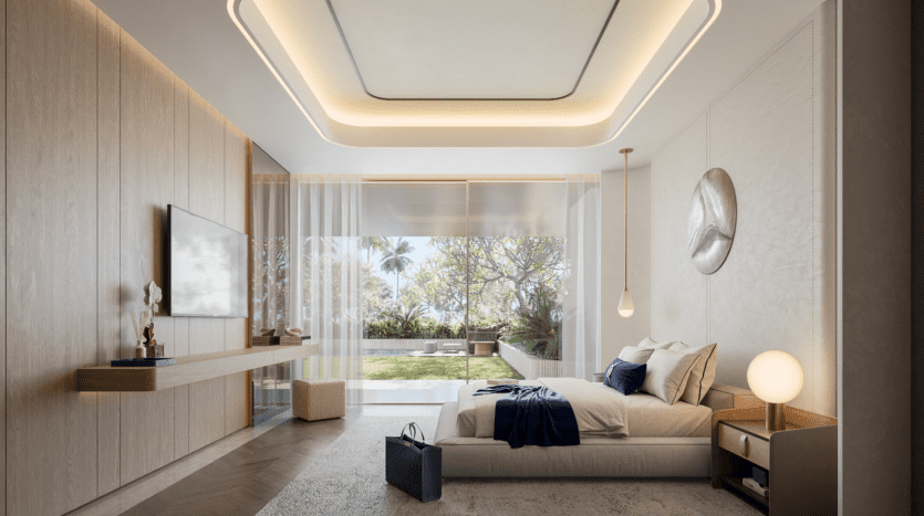 La chambre moderne du Vitalia Palm Jumeirah dispose d'un grand lit avec des oreillers et une couverture bleue. Une télévision élégante est montée sur le mur en panneaux de bois, tandis qu'une baie vitrée révèle une vue sur un jardin luxuriant. Un luminaire rond est élégamment suspendu au plafond.