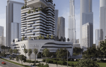 Paysage urbain moderne avec une villa futuriste à Dubaï dotée de terrasses superposées et d'une verdure luxuriante, entourée de gratte-ciel imposants et d'une rue verdoyante bordée d'arbres. Une voiture rouge est visible sur le