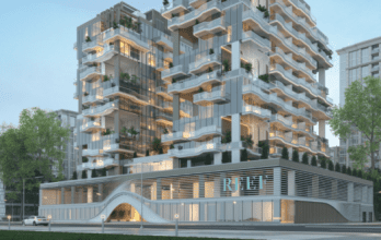 Le bâtiment d'architecture moderne REEF 999 présente de nombreux balcons ornés de plantes. Son design ondulé et ses grandes fenêtres sont entourés d'arbres luxuriants. La partie inférieure affiche bien en évidence les lettres « RMIT ».