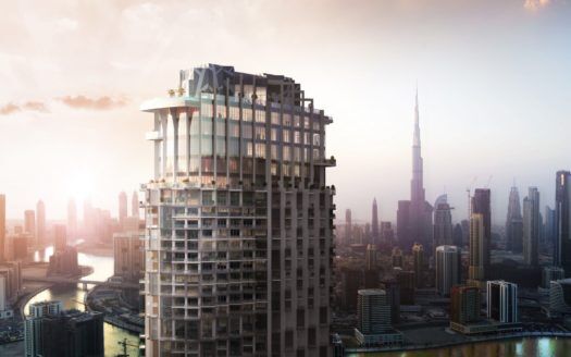 Un moderno rascacielos en primer plano, que recuerda al SLS Dubai, se alza sobre un horizonte de numerosos rascacielos bajo un amanecer dorado. El paisaje urbano evoca una sensación de desarrollo y modernidad.