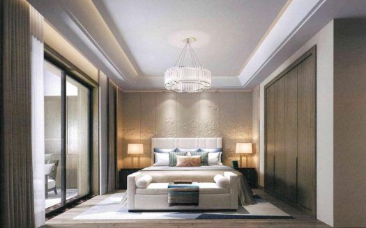 Elegante habitación en la Torre de los Nobles con cama king-size, elegante cabecero y ropa de cama de felpa. Encima cuelga una lámpara de araña, con una iluminación suave y mobiliario moderno, que crean un ambiente cálido y lujoso.