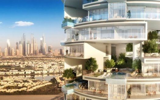 Lujoso edificio residencial de varias plantas con balcones acristalados y exuberantes plantas verdes, con vistas a un horizonte de modernos rascacielos en la soleada ciudad de Five JVC.